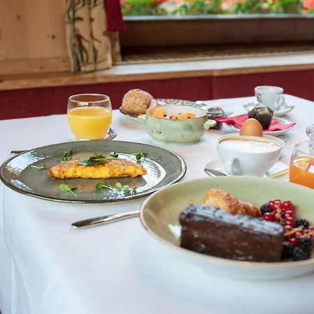 La Tambra - With Restaurant Lejlighedshotel Santa Cristina Val Gardena