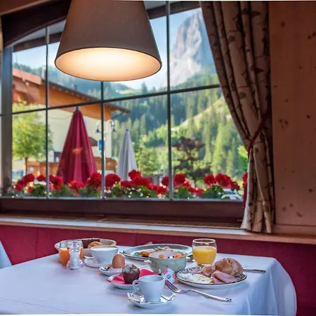 La Tambra - With Restaurant Santa Cristina Val Gardena